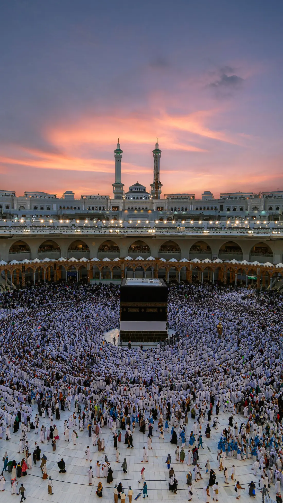 Gün batımında Mescid-i Haram ve avlusundaki kalabalık