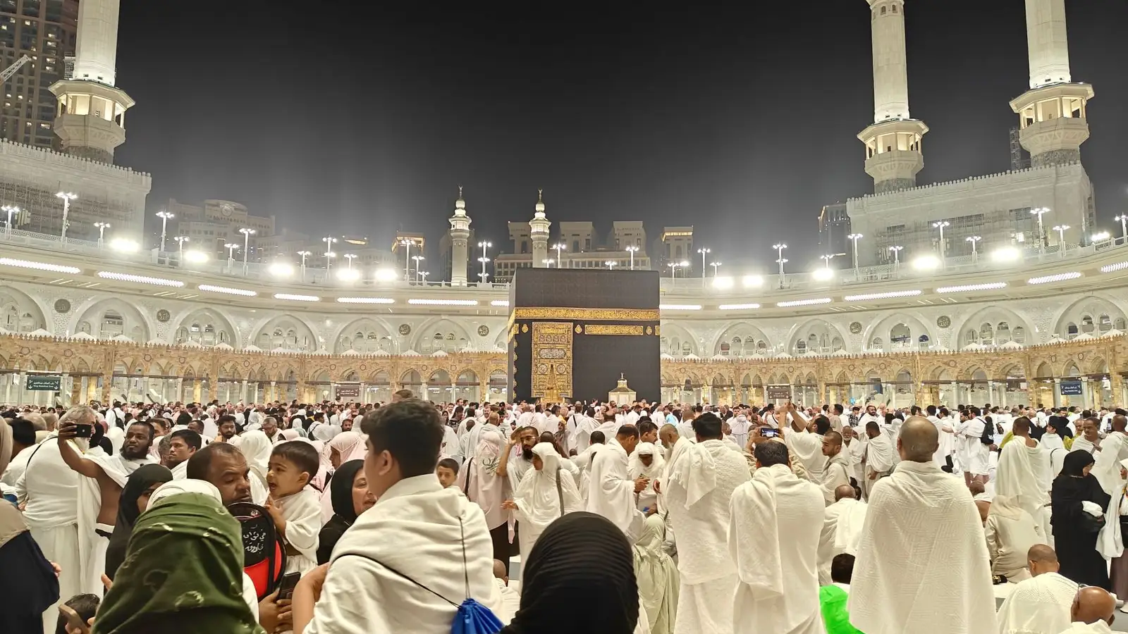 Mescid-i Haram avlusunda toplanan ihramlı katılımcılar
